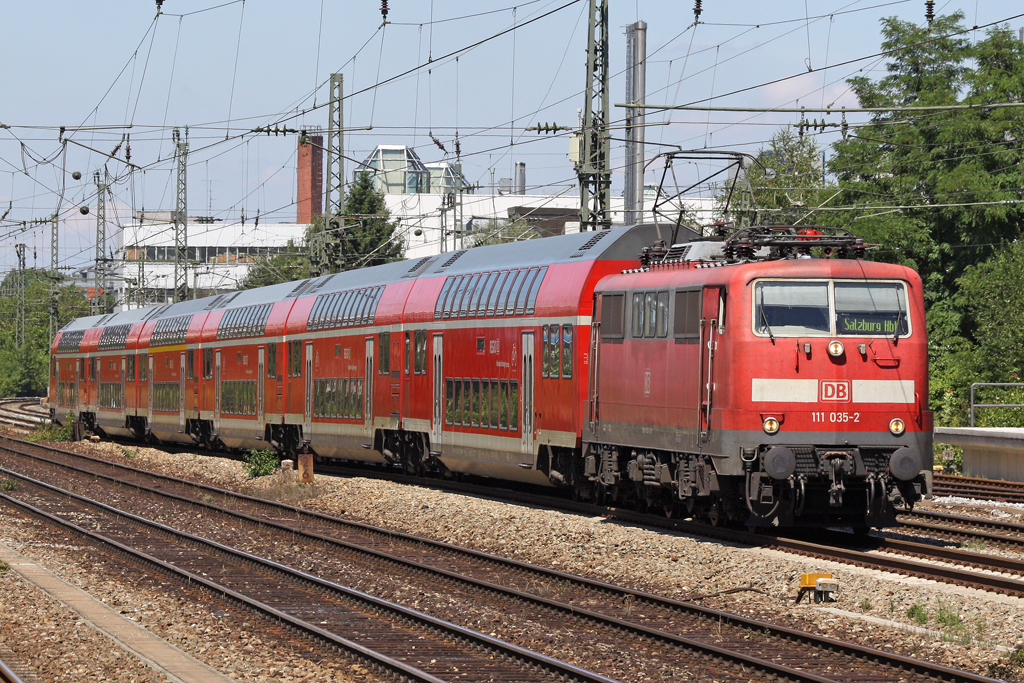 Die 111 035-2 in M�nchen Heimeranplatz am 31,07,10