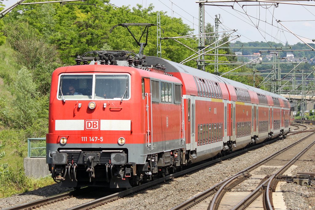 Die 111 147-3 als RE4 in Wuppertal Vohwinkel am 29,05,10
