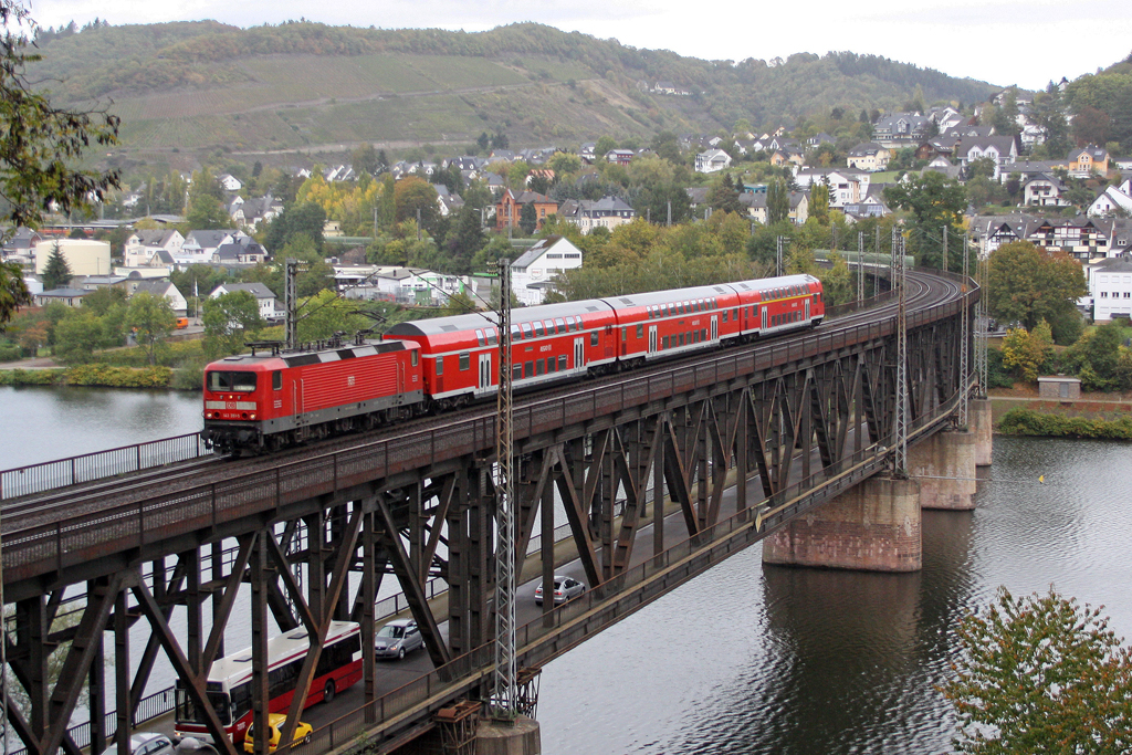 Die 143 351-5 mit der RB nach Trier auf der Doppelstockbr�cke von Bullay am 08,10,11