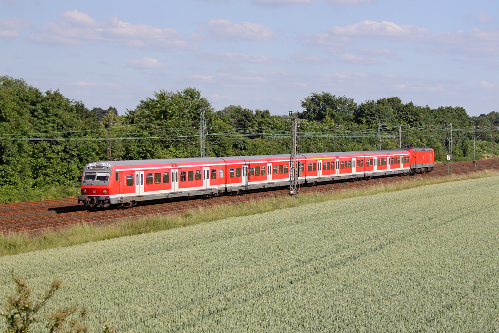 Die 143 605-4 schiebt die S6 Richtung Essen Hbf in Langenfeld(Rhld)am 17,06,12