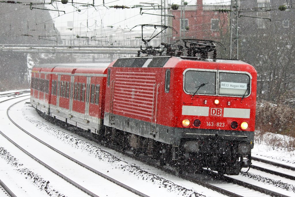 Die 143 823 mit dem RE 13 in Wuppertal Elberfeld am 28,01,10