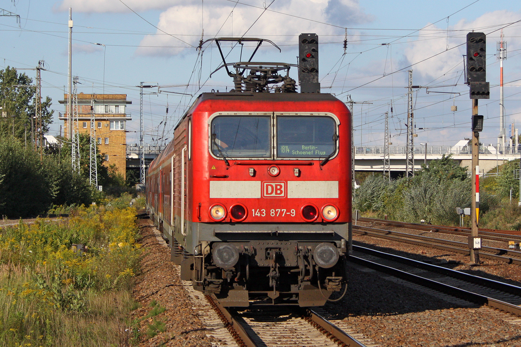 Die 143 877-9 in Berlin Sch�nefeld Flughafen am 19,08,11 