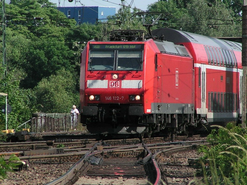 Die 146 122-7 kommt gerade von der Main-Neckar-Br�cke und f�hrt nach frankfurt Hbf ein.

Patrick E.