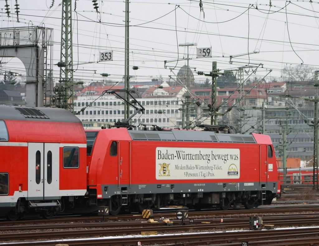 Die 146 201-9 mit Baden W�ttenberg Werbung verl�sst Stuttgart Hbf.

