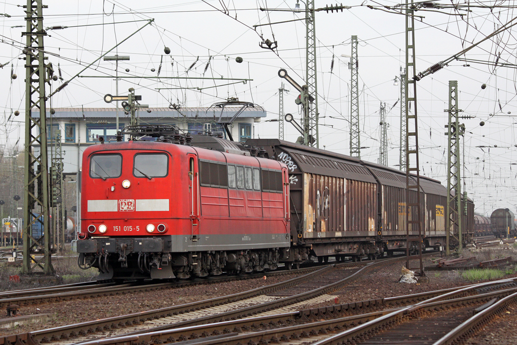 Die 151 015-5 in Gremberg am 07,04,10