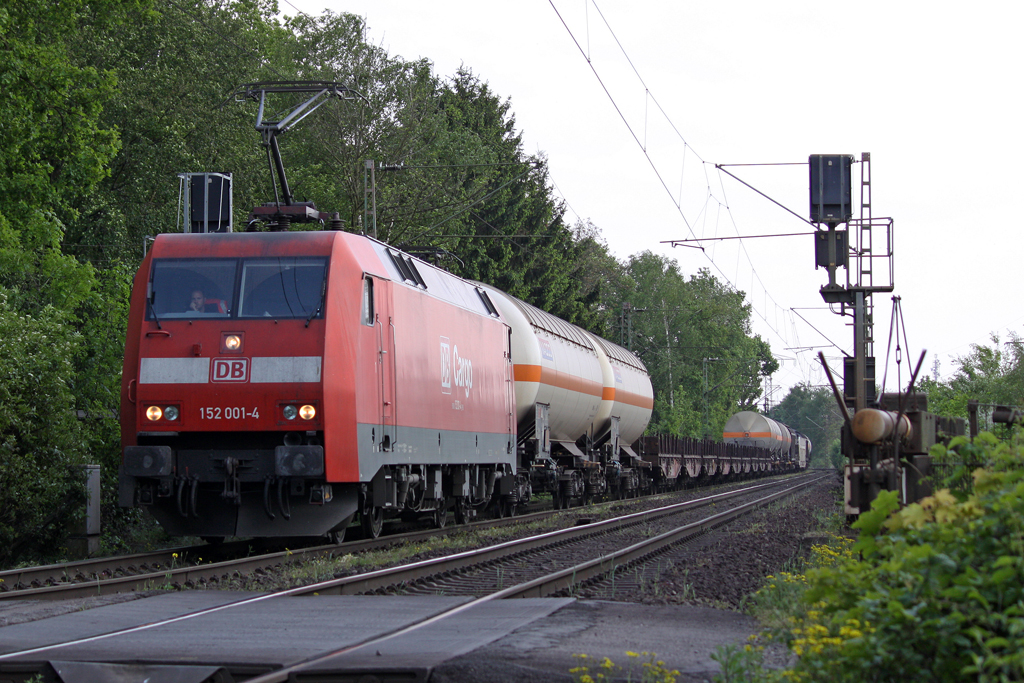 Die 152 001-4 in Ratingen Tiefenbroich am 24,05,10