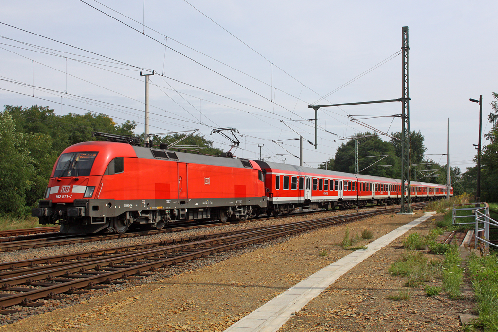 Die 182 011-7 in Calau (Niederl) am 17,08,11