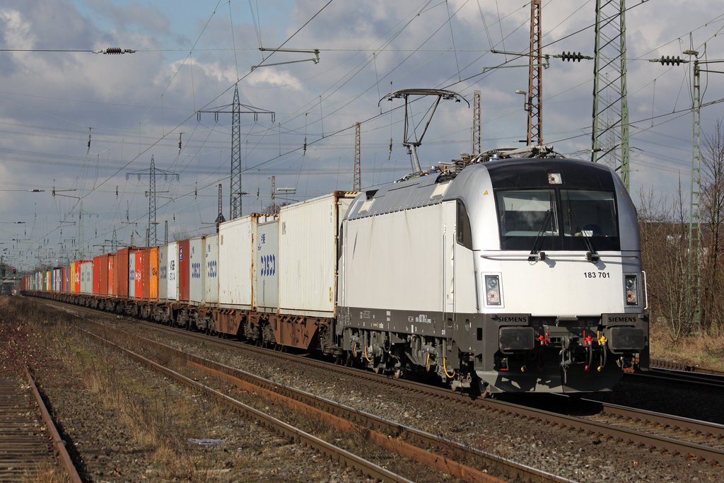Die 183 701-2 mit einen Containerzug in Ratingen Lintorf am 04,03,10