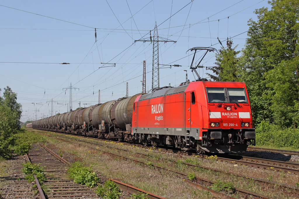 Die 185 266-4 in Ratingen Lintorf am 03,05,11