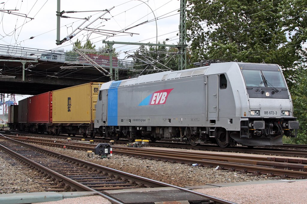 Die 185 672-3 der EVB bei der Einfahrt in den G�terbahnhof Hamburg Waltershof, am 27,08,09