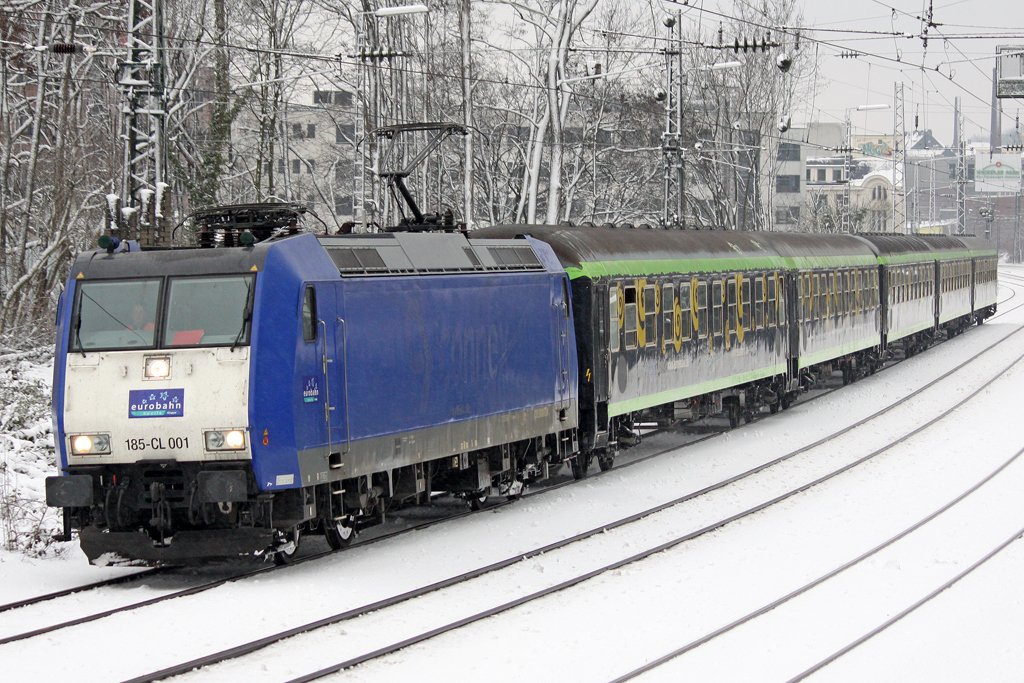 Die 185-CL 001 mit 5 Eurostrandwagen fahren als RE13 f�r die Eurobahn, in Wuppertal Elberfeld am 01,02,10