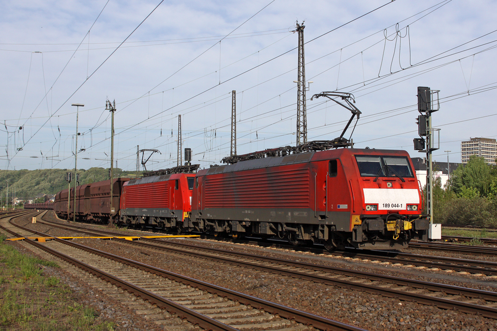 Die 189 044-1 und 189 036-7 mit dem leeren Erzbomber von Dillingen nach Rotterdam in Koblenz Mosel am 09,05,11 