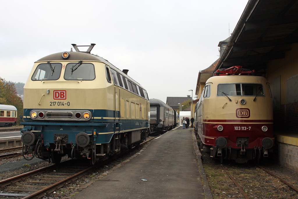 Die 217 014-0 neben 103 113-7 in Frankenberg (Eder) am 23,10,10