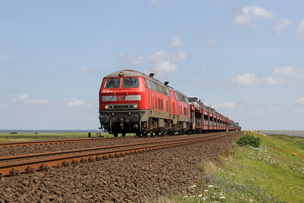 Die 218 319-2 und 218 366-2 auf dem Hindenburgdamm bei Morsum am 14,08,12