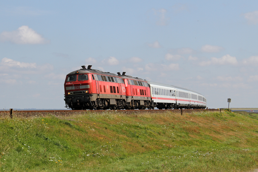 Die 218 379-6 und 218 363-0 bei Morsum am 14,08,12