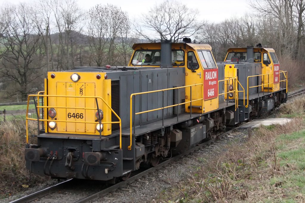 Die 6466 und 6469 von Railion NL bei der Ausfahrt aus W�lfrath Flandersbach , am 02,12,09