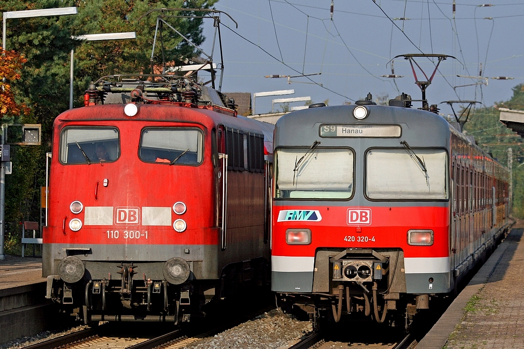 Die BR 110 300-1 mit der BR 420 320-4 beim Meet and Greet in Raunheim aufgenommen am 13.10.2010.