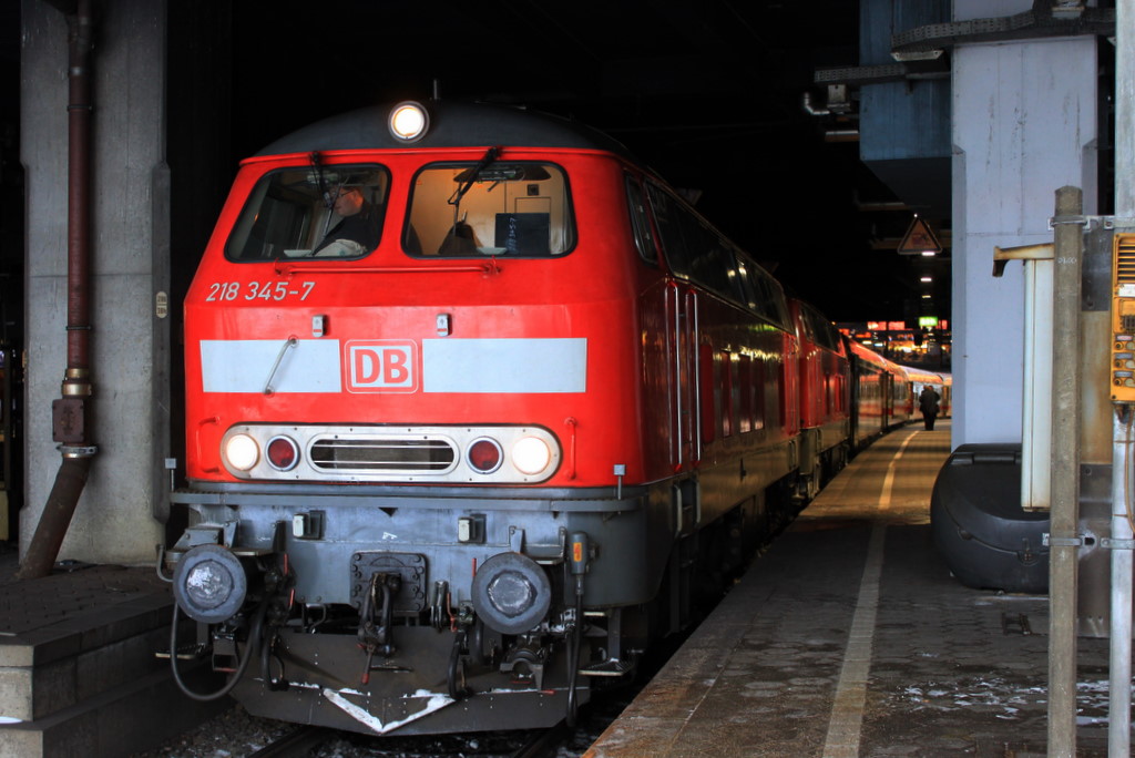 Die frisch lackierte 218 345 ist mit einer Schwester an den versp�teten InterCity nach Westerland gekoppelt. Sie stehen im Hamburger Hauptbahnhof und lassen Ihre 32 Zylinder dr�hnen. Am 28.12.2010