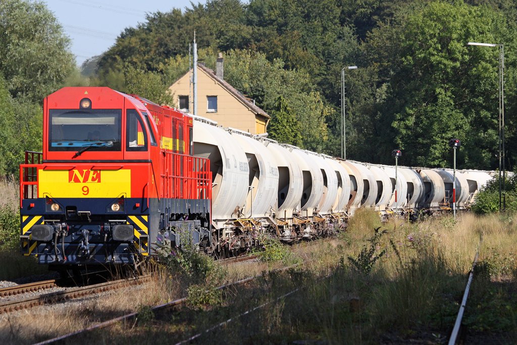Die NE 9 der Neusser Eisenbahn kurz nach der Ausfahrt aus dem Rheinkalk Werk W�lfrath, am 24,08,09