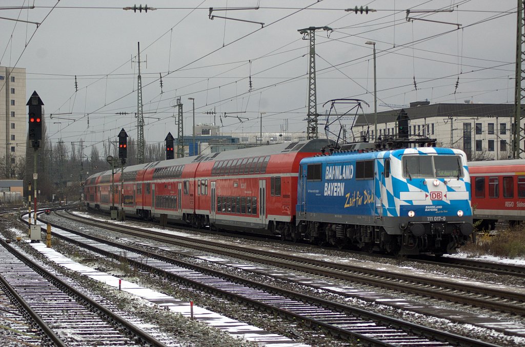 Die neu Beklebte 111 017 als RE bei der Einfahrt M�nchen Ost
Aufgenommen am 26.11.2010