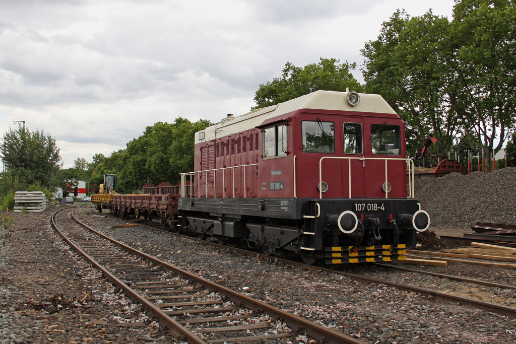 Die V75 018 / 107 018-4 in Wiesbaden Ost am 16,07,12