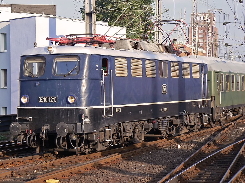 E10 121 bei der Einfahrt in K�ln Hbf (Sep.09)
