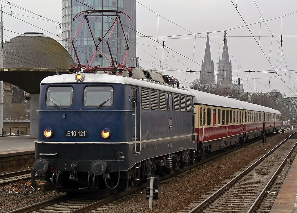 E10 121 bei kurzem Halt in K�ln Messe/Deutz am 26.2.2010