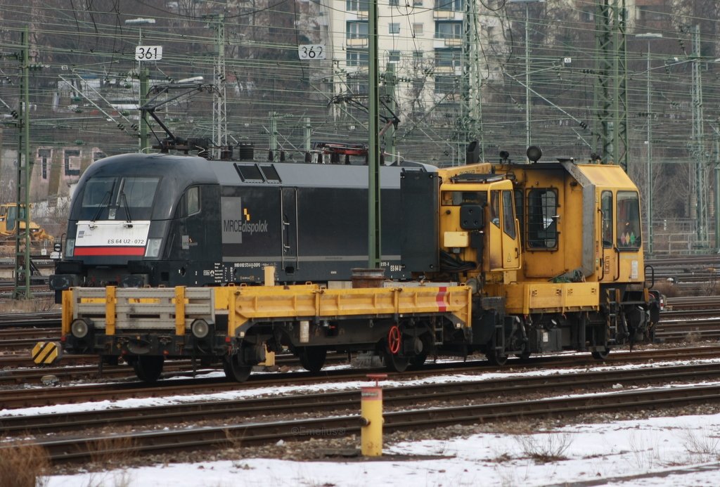 Ein Bau Mopped der Gattung GAF und dahint versteckt sich die Wundersch�ne 117 also MRCE ES64 U2.

Patrick E.