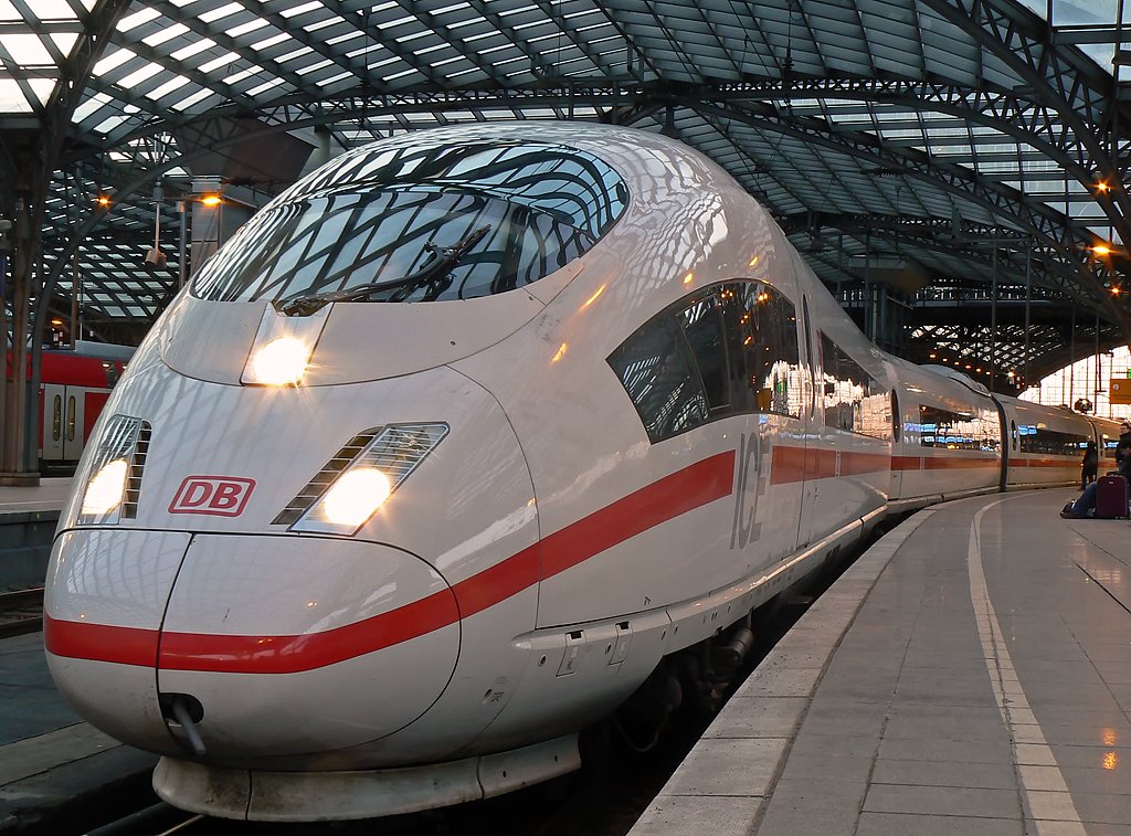 Ein ICE 3 an Gleis 6 in K�ln Hbf. am 7.3.2010 w�hrend der D�mmerung