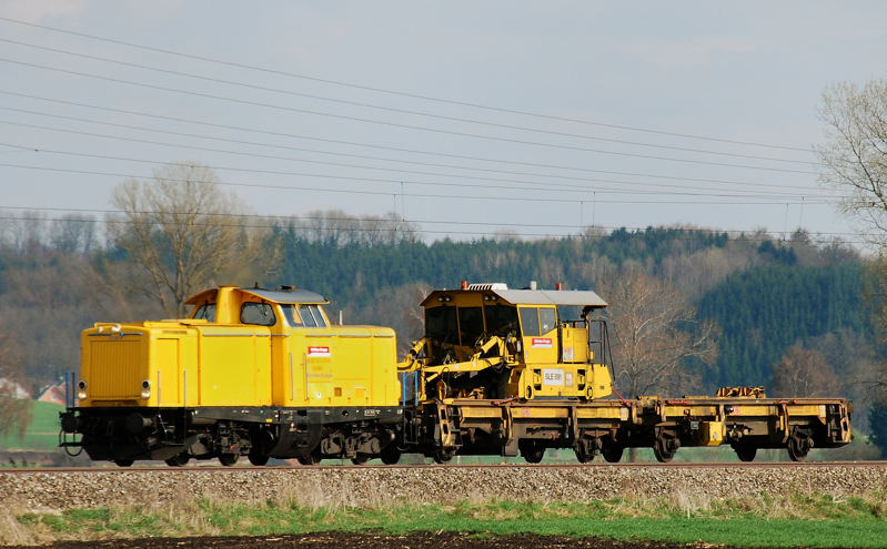 Ein sonderbares Gespann hatte die 213 333-8 am 05.04.11 am Haken. Aufgenommen auf der Strecke Augsburg-Ulm, kurz vor Mindelaltheim.