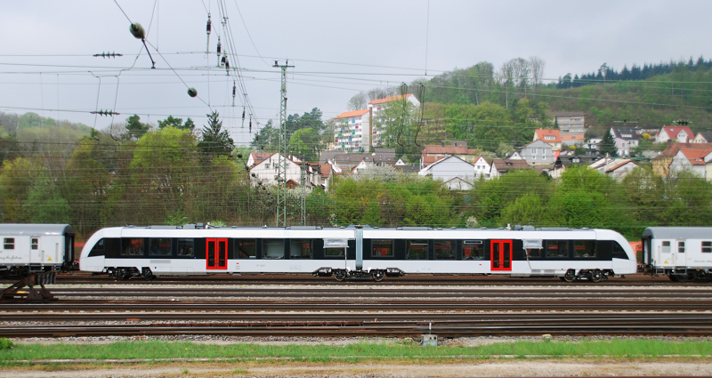 Eingespannt zwischen Alstom-Wagen und Me�wagen absolvierte diese Garnitur st�ndige Me�fahrten am 30.04. + 01.05.13 durch Treuchtlingen. Einzige Beschriftung: VT 12001.
Es handelt sich bei der Garnitur wahrscheinlich um die BR 648, Coradia LINT.