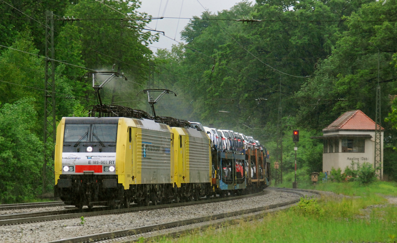 ES 64 F4-001, Lokomotion, und ES 64 F4-..., aufgenommen am 31.05.10, bei der Durchfahrt durch A�ling.