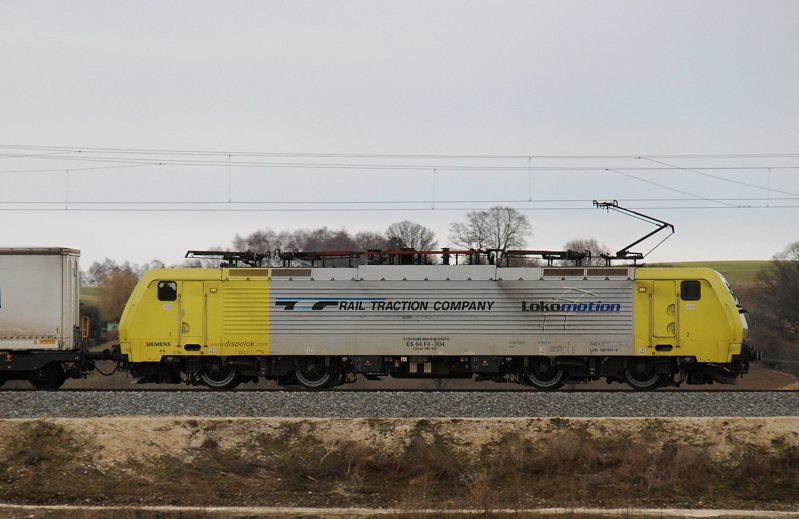 ES 64 F4-004, RTC, aufgenommen am 26.02.10, auf der Strecke Ulm-Augsburg, kurz nach Burgau.