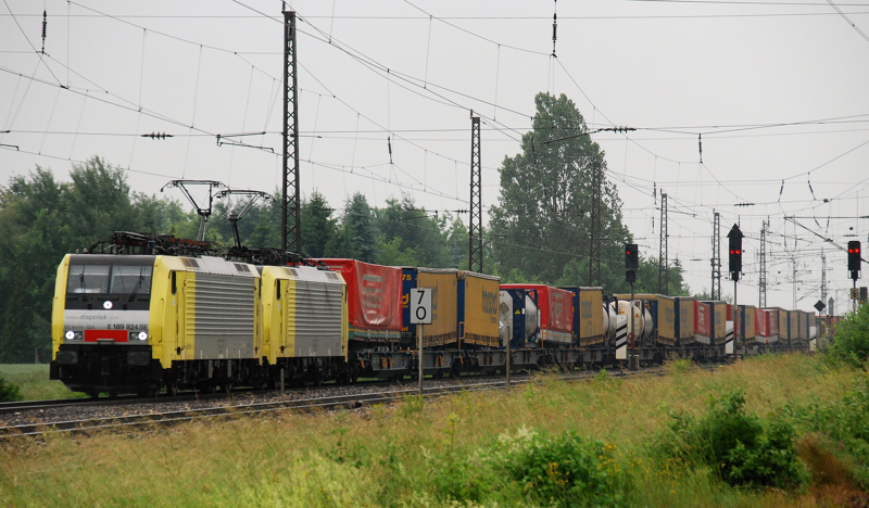 ES 64 F4-024 + ES 64 F4-027, aufgenommen bei der Durchfahrt durch Gersthofen, am 16.06.10.