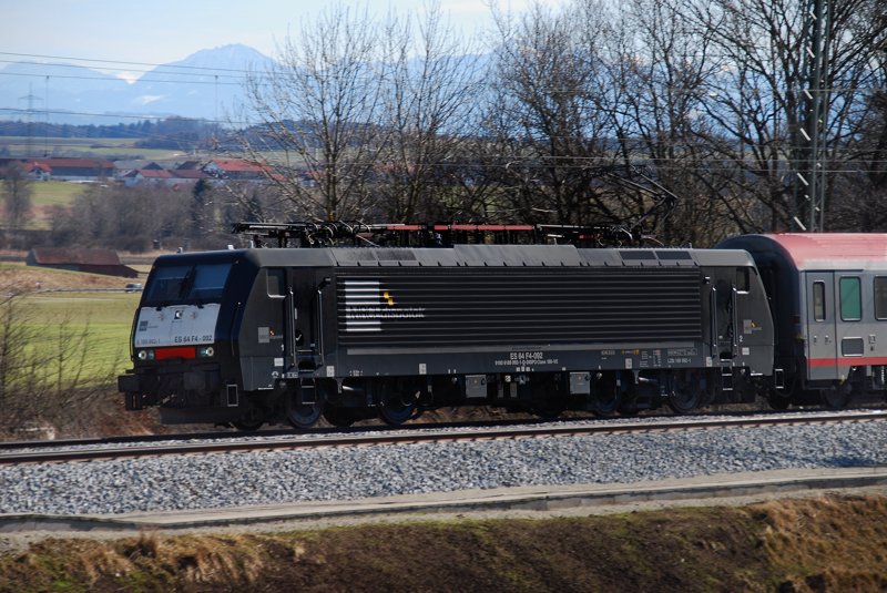 ES 64 F4-092, aufgenommen am 27.02.10, bei der Durchfahrt durch A�ling, Strecke M�nchen-Rosenheim.
