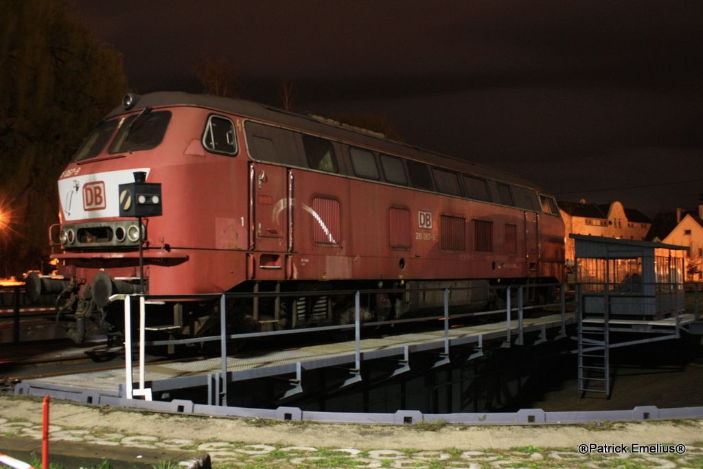 Extra zu dem Fest 175 Jahre Deutsche Eisenbahn wurde die leider etwas unans�hliche 216er auf der Drehscheibe sehen.


