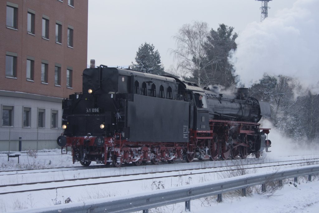  Gl�hweinfahrt  durchgef�hrt von 41 096 am 19.12.2010 . Die Rundfahrt f�hrte zwei Mal von Braunschweig aus �ber Wolfsburg nach Gifhorn und wieder zur�ck nach Braunschweig. Hier im Bahnhof Gifhorn Stadt.