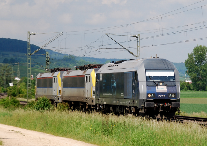 Lokzug bestehend aus ER20 2007 + 180 170-8 + 180 160-9. Aufgenommen am 08.06.13, N�he Treuchtlingen.