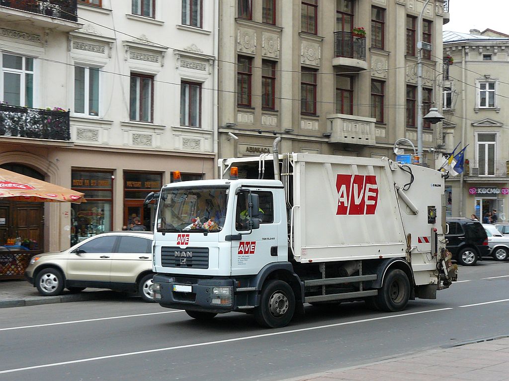 MAN TGM 15.240 M�llauto Prospekt Svobody Lviv, Ukra�ne 11-06-2011.