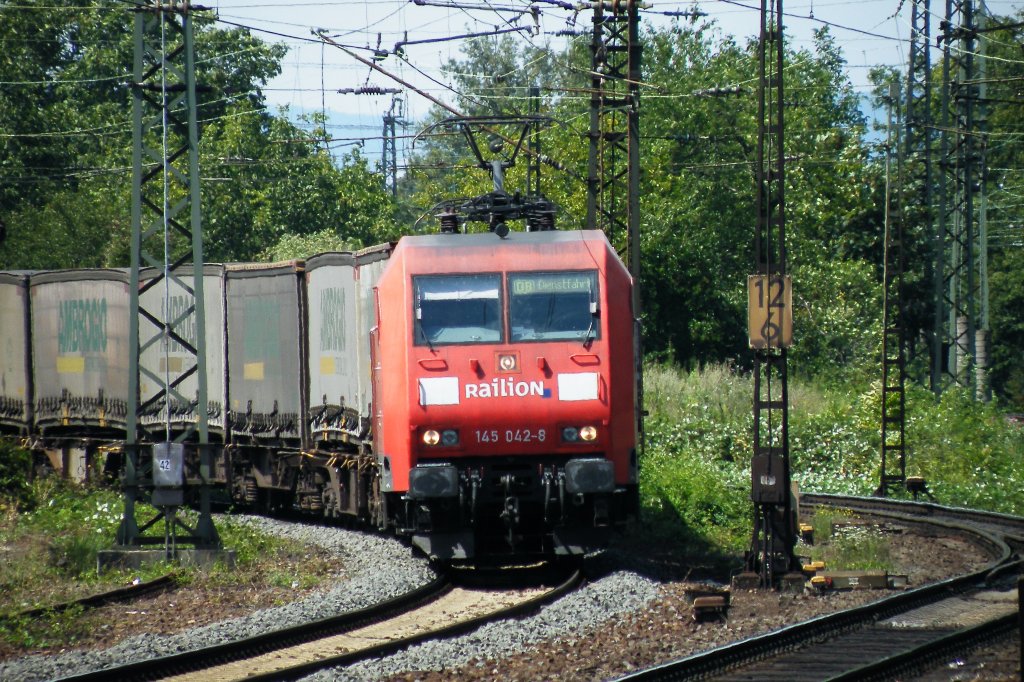 Na nu ne 146 vor einem G�terzug?? Ne es ist 145 042-8 mit einem Nahverkehrspaket. Es waren nur ein Paar Versuchsloks die diese ausr�stung hatten. Wegen der geringne H�chstgeschwindigkeit von nur 140 Km/h wurde sie im Regioverkehr von der st�rkeren und schnellern 146 abgel�st. Die gesamten 145 wanderten in den G�terzugdienst. Hier in Mainz-kastel

Patrick E.