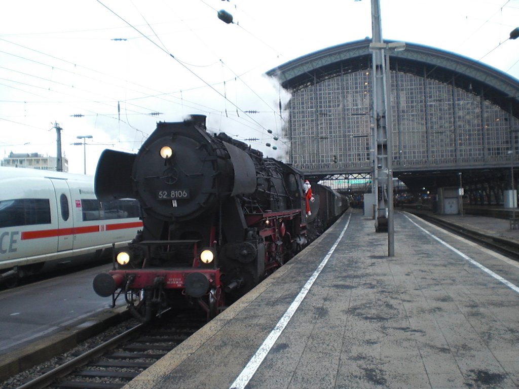 Noch ein Bild von 52 8106 mit einem Sonderzug in K�ln-Hbf am 11.12.2010.