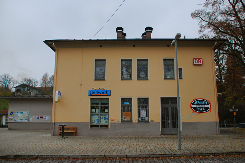 Ostseite Bahnhof A�ling, Obb. Im Stellwerk, Fenster unten links, ein kleiner Bahnhofskiosk. Hier gibt es auch hei�en Kaffe f�r durchgefrorene Bahnfotografen. Der Verk�ufer ist ein sehr freundlicher, netter Mann. Ge�ffnet nur werktags.