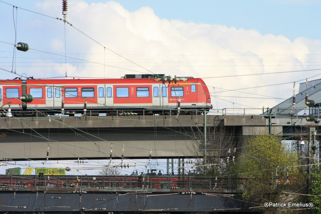 Sehr interresant ist die Verbinduungskurve zwischen dem Frankfurter Hauptbahnhof und Frankfurt Niederrad. Selten kann man oben einen 423 oder 420 der S-Bahnlinie 8 und 9 sehen, w�hrend ein 420er der S-Bahnlinie 7 auf der untern Verbinsung. Also ich hoffe es gef�llt. Aufgenommen am 11.04.2010