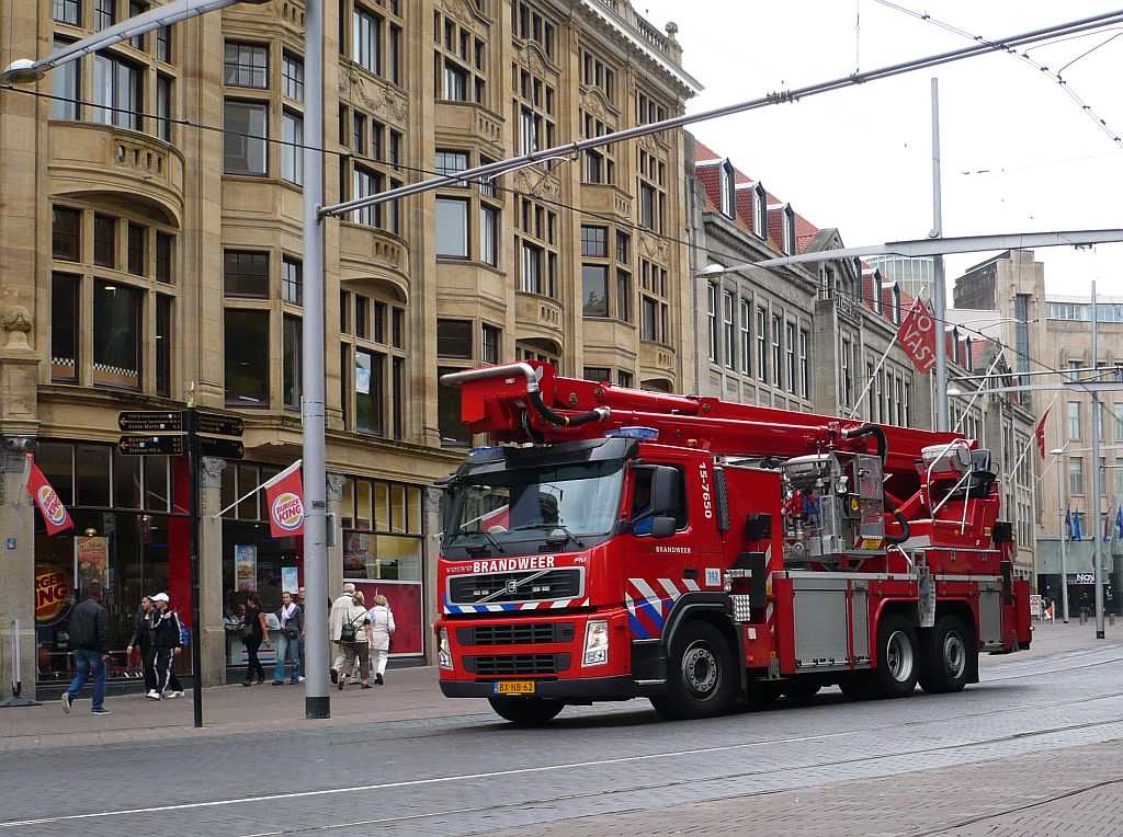 Volvo FM 370 6x2  Kenbri Feuerwehr Haaglanden Kaserne Den Haag-Laak Nummer 15-7650. Hofweg Den Haag, Niederlande 25-07-2011.