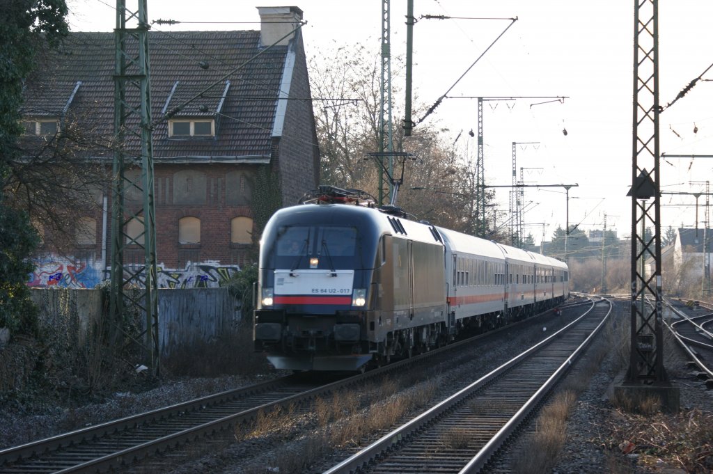 Vor den 113 waren DISPO 182er an den ICE Ersatzz�gen im Ruhrgebiet unterwegs. In Unna kann man die Z�ge jedoch immer nur im Gegenlicht fotografieren - Es sei denn man versteckt die Sonne hinter einem Haus...
(20.02.2010)