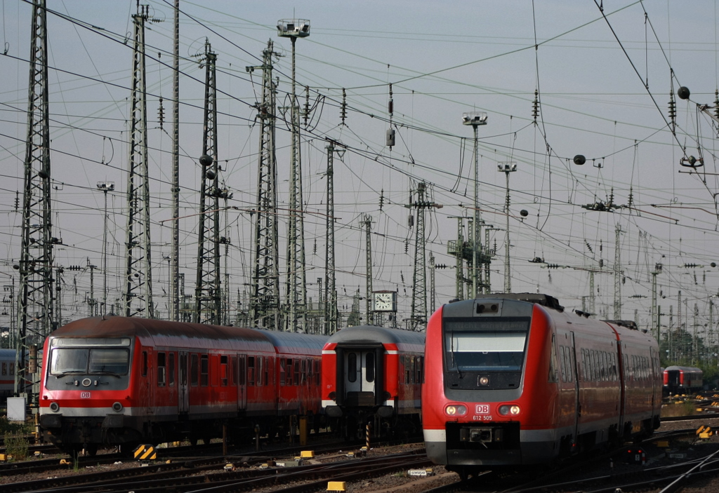 Wenig sp�ter trifft der �berf�llte 612 505 aus Saarbr�cken ein. Man h�tte Ihn besser durch die am 12.07.2010 abgestellte Silberling Garnitur mit 218er ersetzen sollen. So geschehen im Vorfeld des Frankfurter Hbf´s