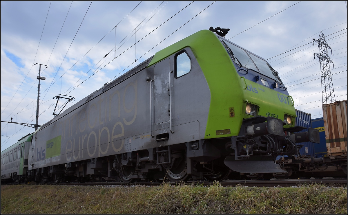 007 in Muttenz. Re 485 007-9 kurz nach Ankunft in Muttenz, so offensichtlich gewartet werden muss, bis man über den Rhein fahren darf. Februar 2017.