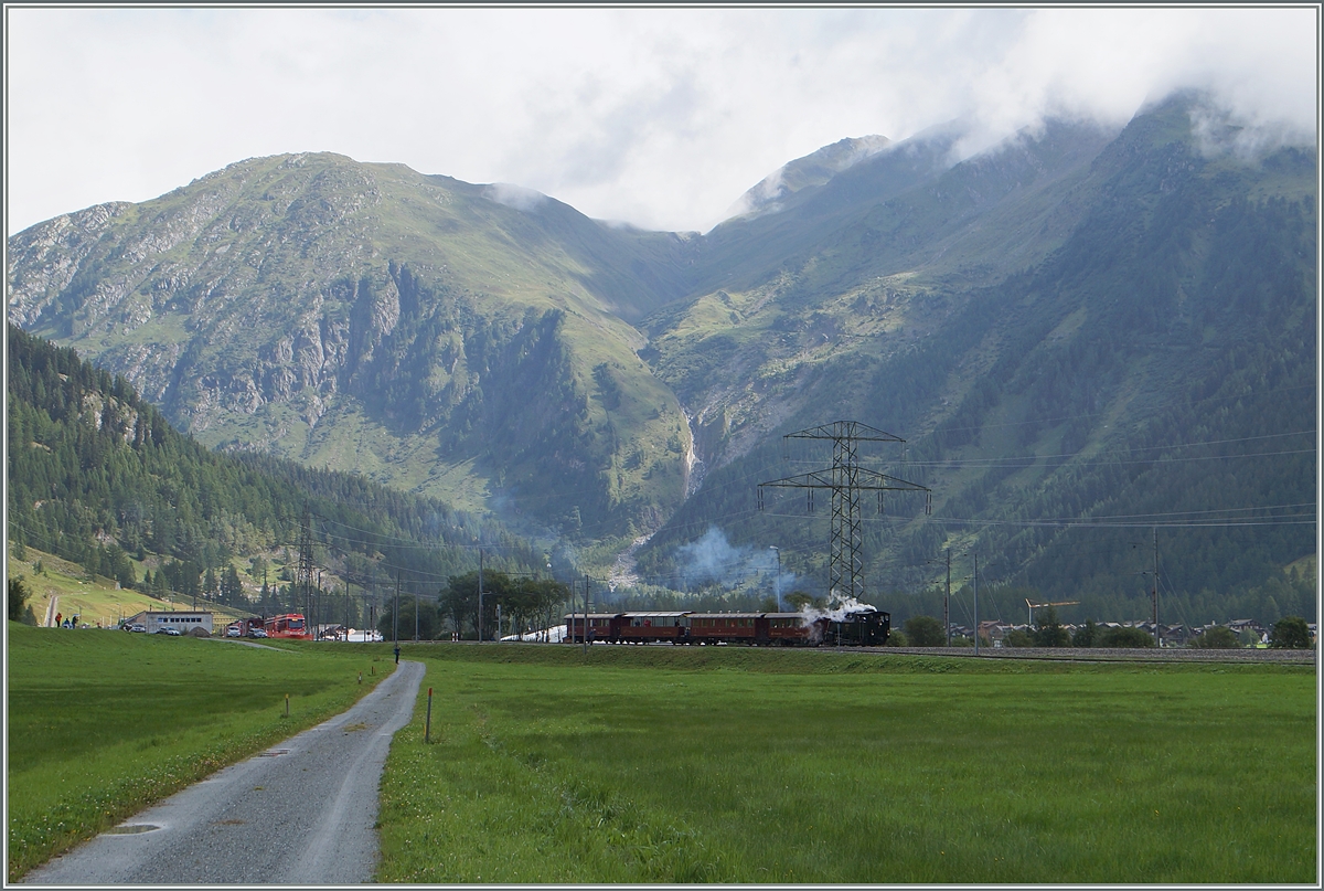 100 Jahre Brig - Gletsch; die Jubiläumsfeierlichkeiten betrafen von der Strecke her hauptsächlich die MGB, doch profilierte sich die DFB mit ihrem (historischen) Rollmaterial auf erfreuliche Weise. 
Das Bild ist in Richtung Oberwald gerichtet, und zeigt einen nach Reckingen ausfahrenden Dampfzug welcher mit der DBD HG 3/4 N° 3 der Blonay Chamby Bahn bespannt ist.

16. August 2014   