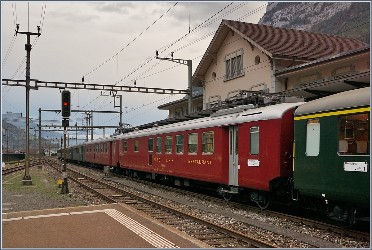100 Jahre Krokodil. Der Krokodil-Extrazug führt gleich zwei Speisewagen mit. 

Erstfeld, den 19. Oktober 20Der 