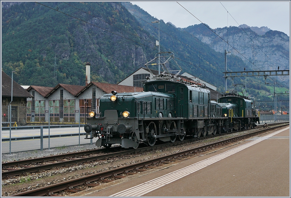 100 Jahre Krokodil: Die beiden grünen Krokodile, die SBB Historic Ce 6/8 III 14305 (91 85 4601 305-6) und die bei der SOB eingestellte Be 6/8 III 13302 (91 85 4601 302-3) haben das Depot verlasen und sind nun auf der Rangierfahrt zur Ce 6/8 II mit ihrem langen Extrazug, welcher mittlerweile auf Gleis 1 aufgestellt wurde.

19. Okt. 2019